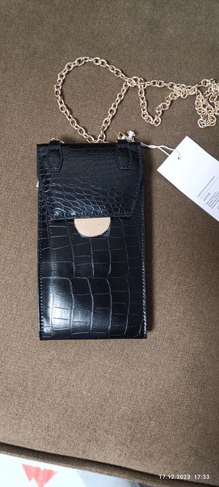 Черна кожена чантичка Tchibo