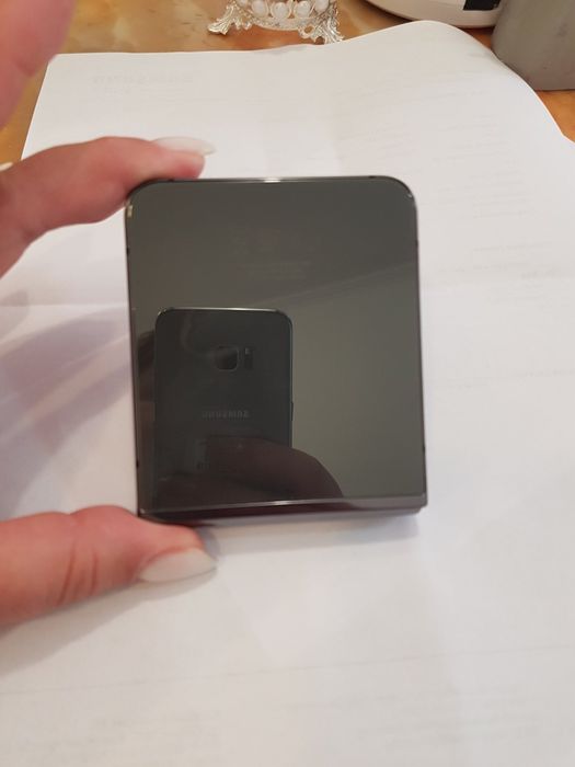 Samsung ZFlip с гаранция до август 2026г