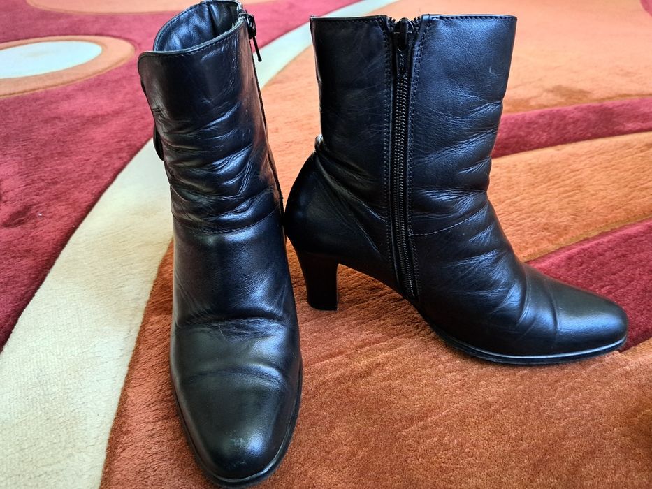 Ghete negre din piele
