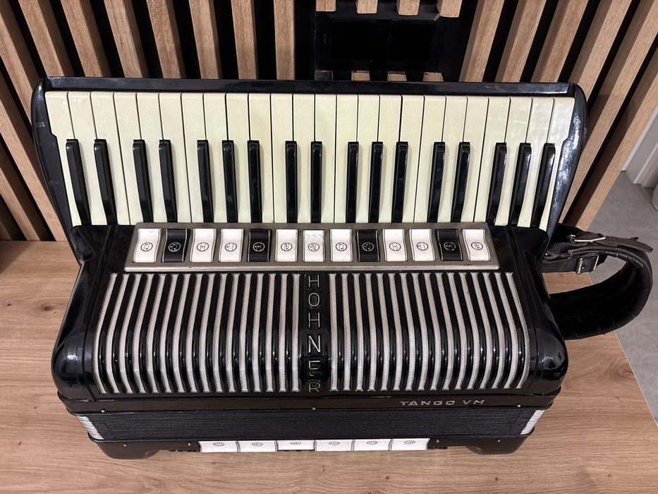 Acordeon Hohner cu 120 de basi in 4 voci