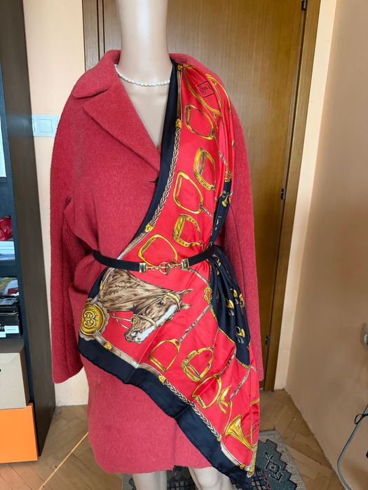 Копринен шал с десен коне