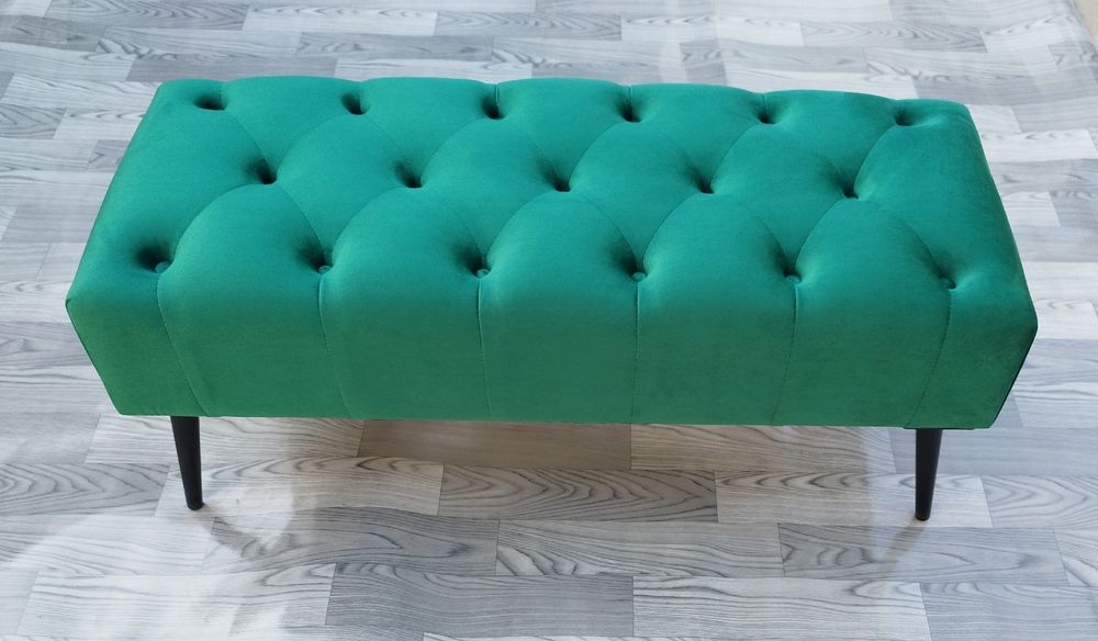 Vând băncuță tapițată Chesterfield din catifea verde