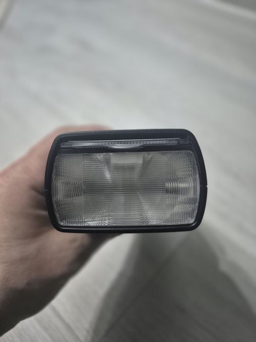 Vând blitz Godox + acumulator cadou