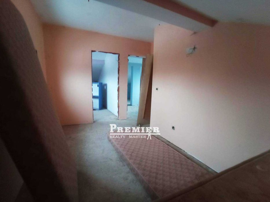 Продаваме триетажна тухлена къща в село Тънково