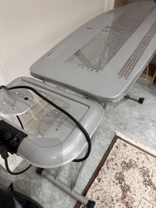 Гладильная доска с утюгом