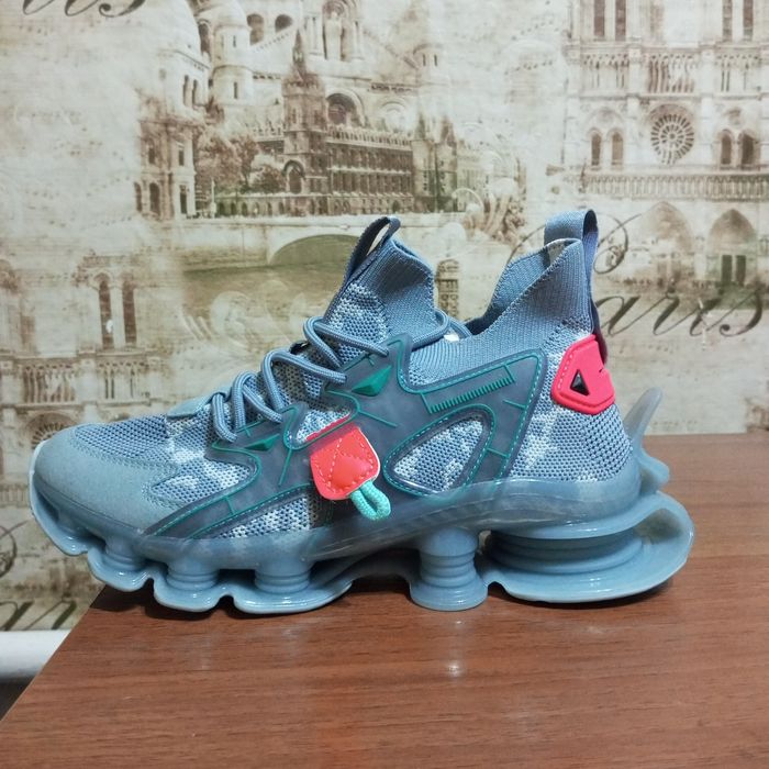 Кроссовки спортивные.