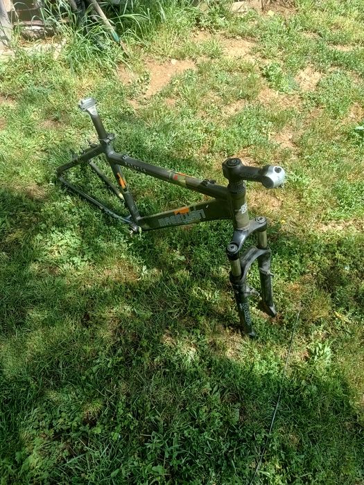 Vând cadru magela cu jenti