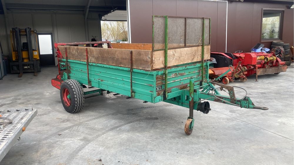 Remorcă de împrăstiat gunoi