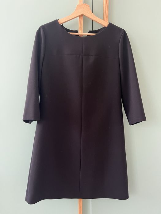 Дамска рокля, Dika с панделка на гърба