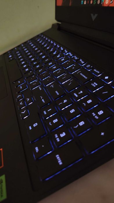 Noutbuk / Laptop / RTX 4050 AMD 8645HS / HP VICTUS 15