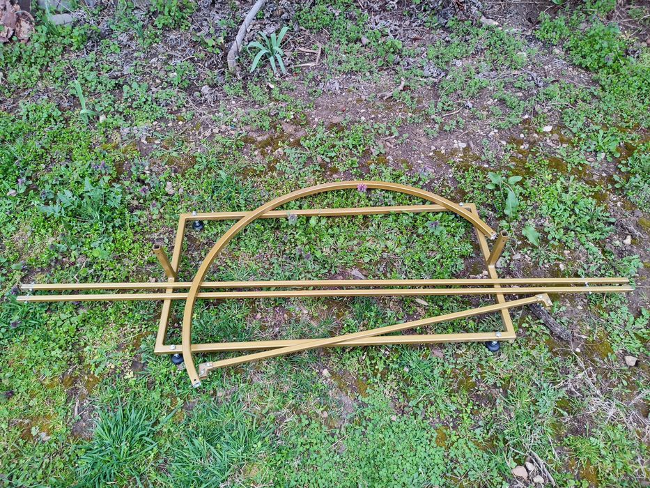 Метални арки и маса под наем