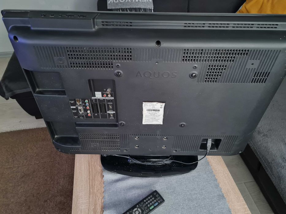На парчета телевизор SHARP  AQUOS  LC-32D44.