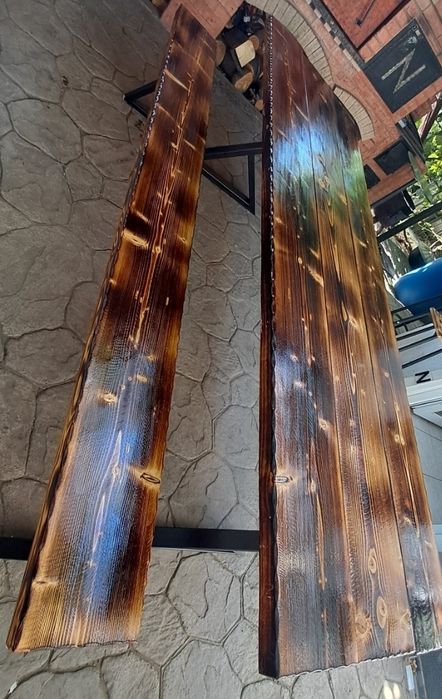 Masa cu bănci din fier și lemn.