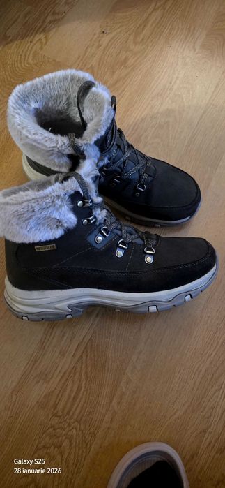 Ghete Skechers damă.