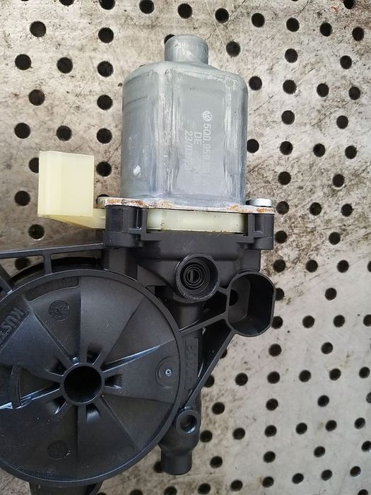 Motoras macara stanga fata vw golf 8 e850202097 0130822715 5q0959801a