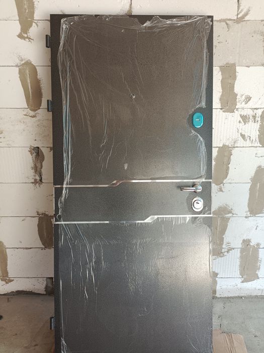 Продается наружный дверь