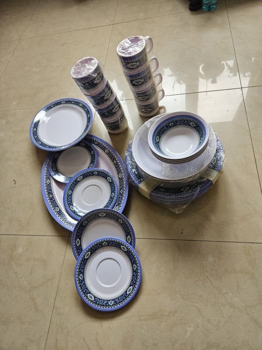 Продавам сервиз от здрава пластмаса .Удобен за пикник