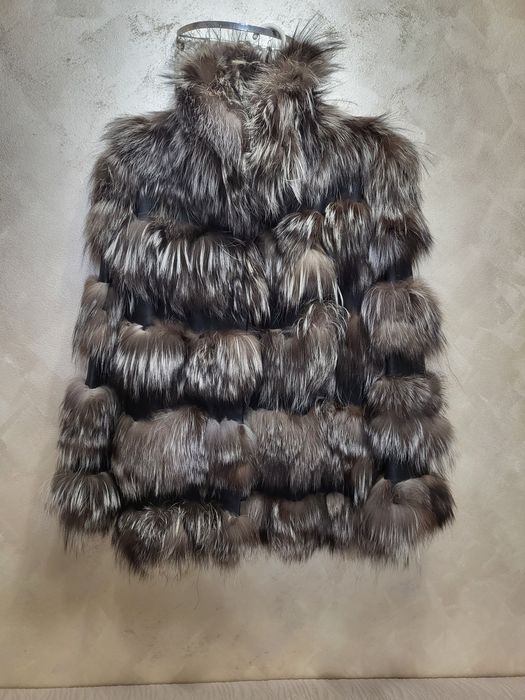 Vand haina de blana naturala 100% superba din vulpe( Silver Fox)autentica de o calitate  superioara deosebita si moderna. Sistem de închidere dasco.
