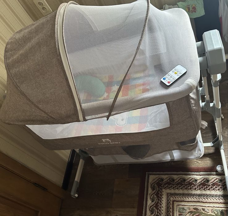 Манеж с пультом управления