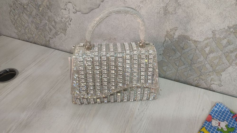 Uchalasi ham yangi sumka