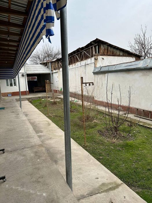 Uy sotiladi 
Xona: 9ta
Sanuzel: 2ta
Kotta oshxona alohida
Xammom alohi