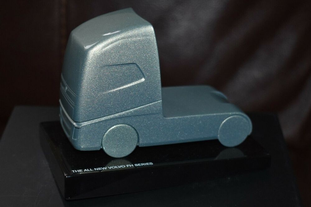 Продавам метално преспапие във формата на камион Волво FH 16 750