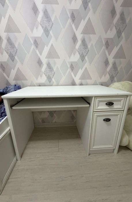 Продам шкаф и письменный стол