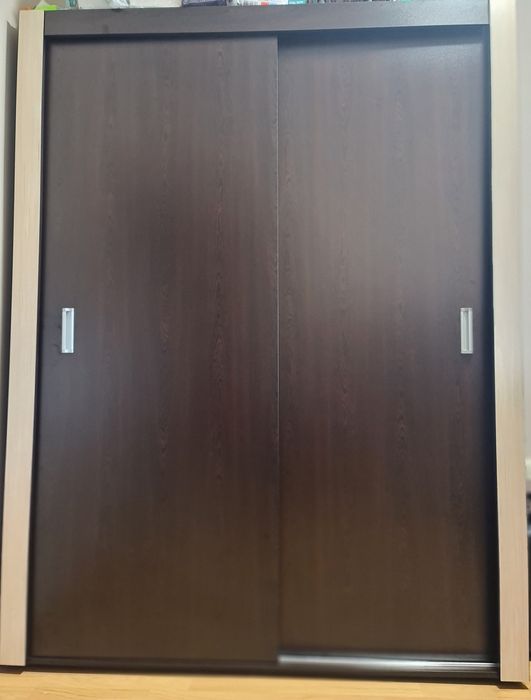 Двукрилен гардероб