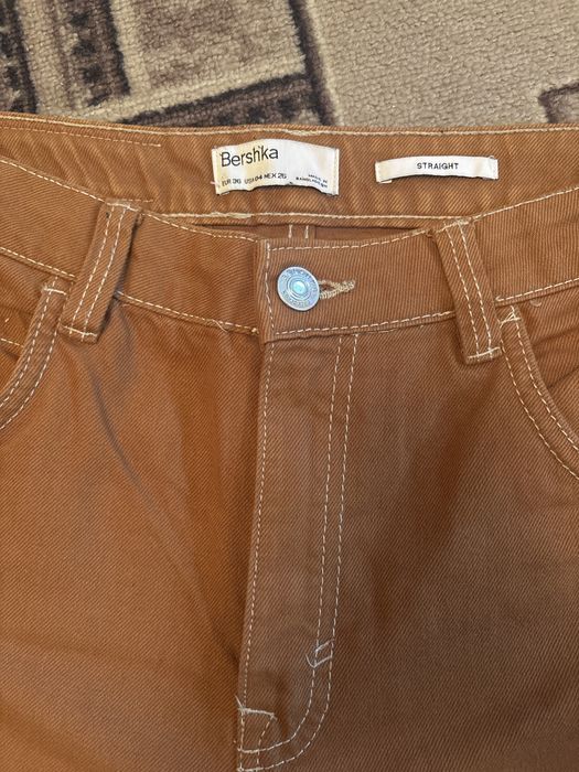 Коричневые джинсы Bershka