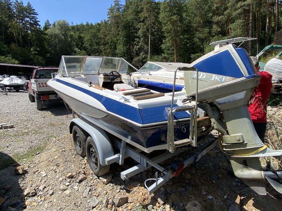 Моторна лодка с колесар