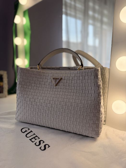 Чанта Guess.
