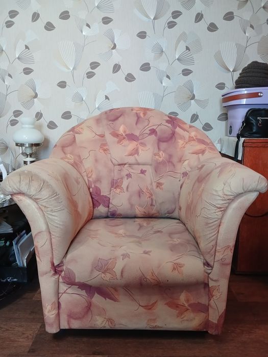 Продам диван с двумя креслами