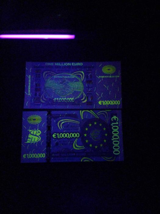 2 бр. сувенирни банкноти - 1 млн. евро / УВ = за 9 € .