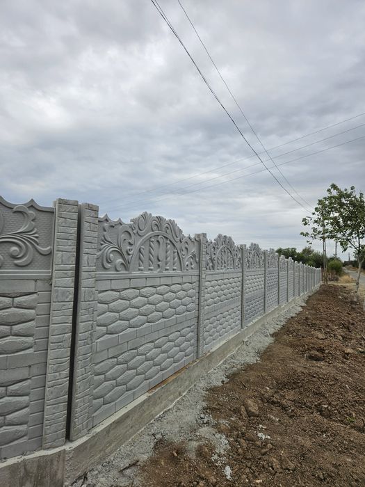 Montaj gard din plăci de beton ,plasa bordurata, sipca metalica