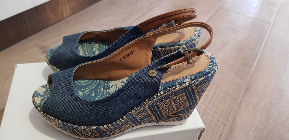 Сандали  с платформа и елегантен принт