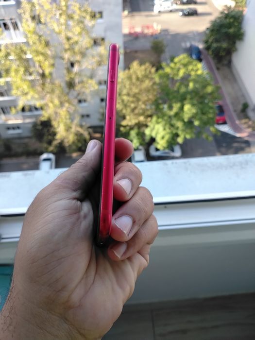 iPhone SE 64GB RED – stare foarte bună, fără zgârieturi