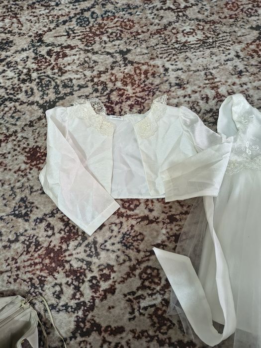 Продаются платья очень красивые и нежные для маленьких принцесс.