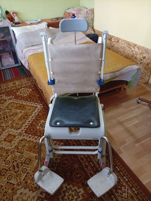 Количка за баня за трудноподвижни хора