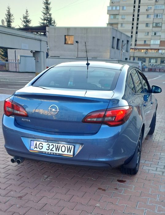 Vând Opel Astra j Enjoy Sedan.
