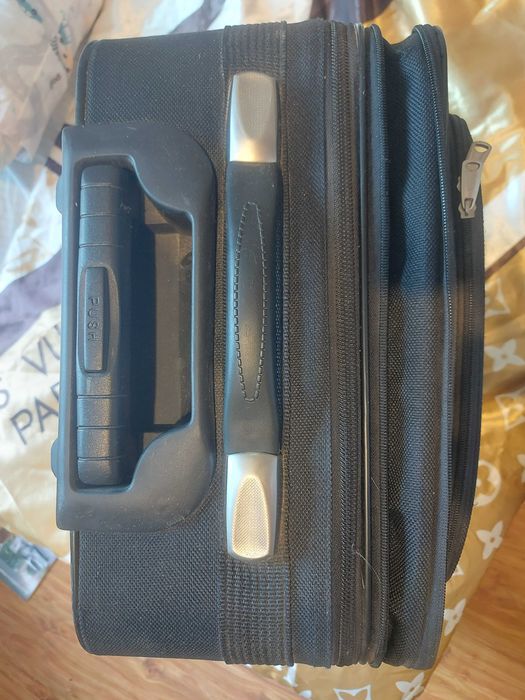 Продавам туристически черен куфар с колелца