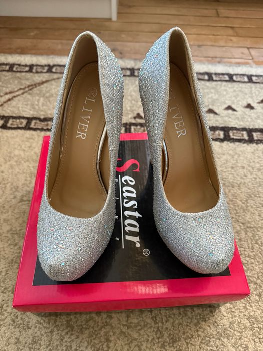 Елегантни обувки на висок ток