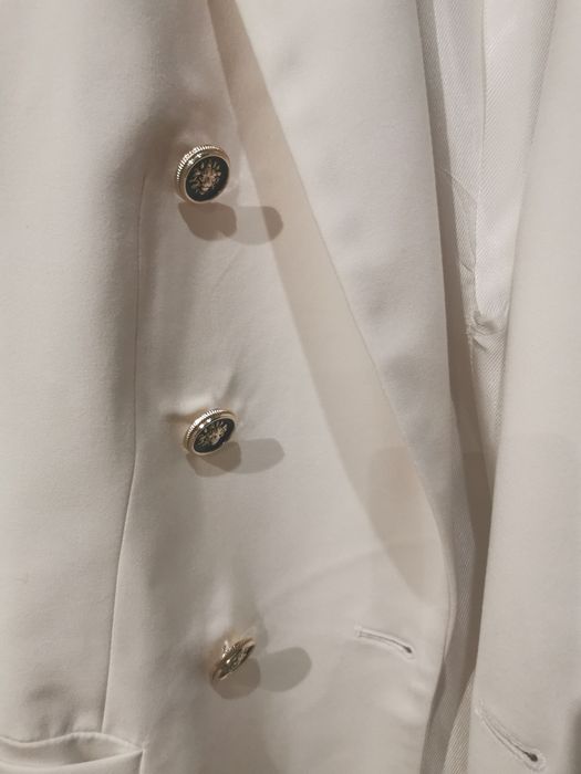 Бяло сако на Zara