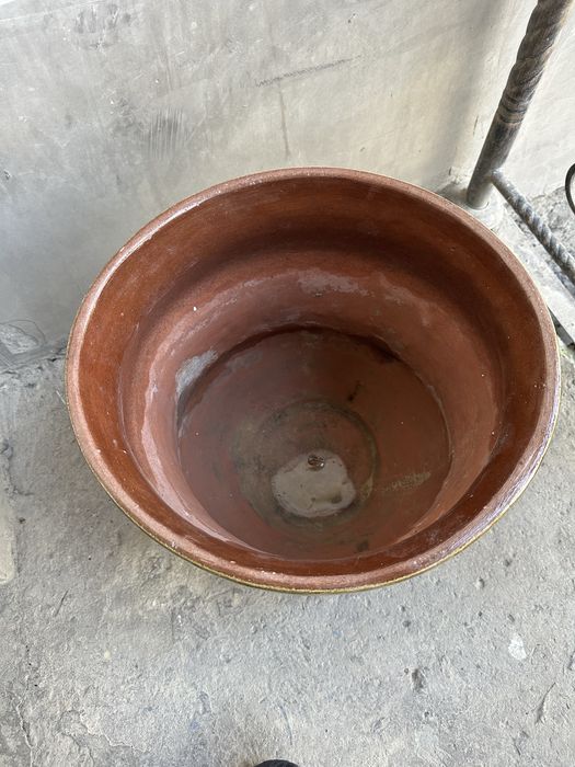 katta gullar uchun tuvak kuvshin