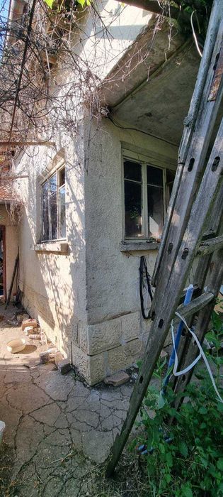 360-Продава се двуетажна масивна вила в местността "Обзор"