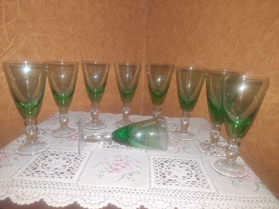 Красивые рюмки на изящной ножке  - 9 шт. цветное,  изумрудное стекло