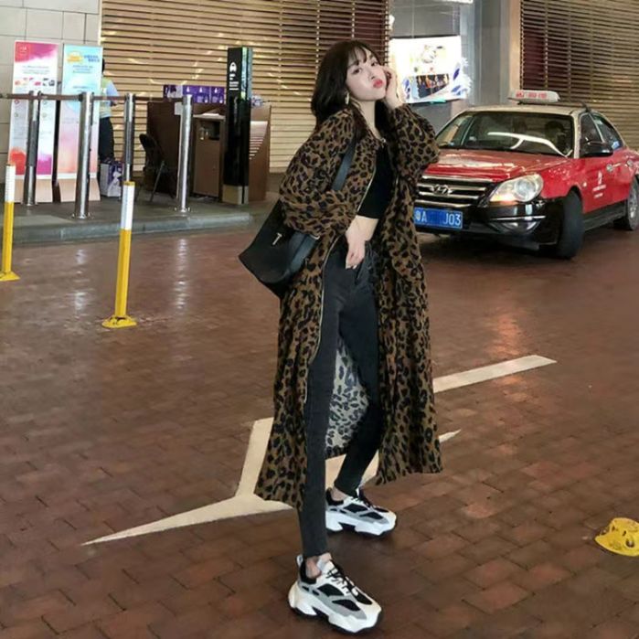 Женская ветровка с леопардовым принтом.