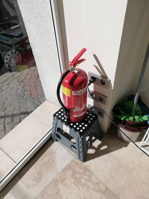 Бюро Със Стол И Касов Апарат