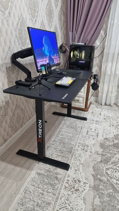 Компьютерный стол с регулировкой высоты от XTreon в отличном состоянии