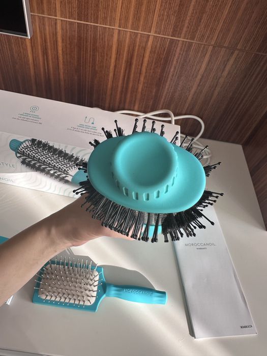 Moroccanoil Effortless Style – perie electrică 4-în-1 + perie cadou