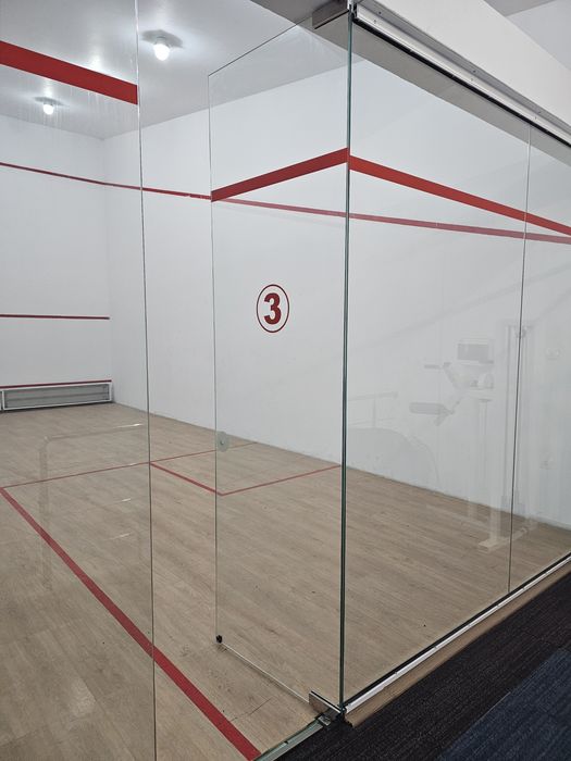 Perete sticlă securizată teren Squash
